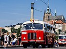 Praha slav 100 let provozu autobus. Slavnostn prvod historickch autobus...