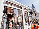 Praha slav 100 let provozu autobus. Slavnostn prvod historickch autobus...