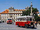 Praha slav 100 let provozu autobus. Slavnostn prvod historickch autobus...