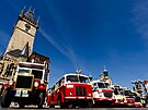 Praha slav 100 let provozu autobus. Slavnostn prvod historickch autobus...