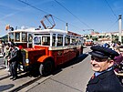 Praha slav 100 let provozu autobus. Slavnostn prvod historickch autobus...