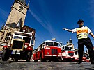 Praha slav 100 let provozu autobus. Slavnostn prvod historickch autobus...