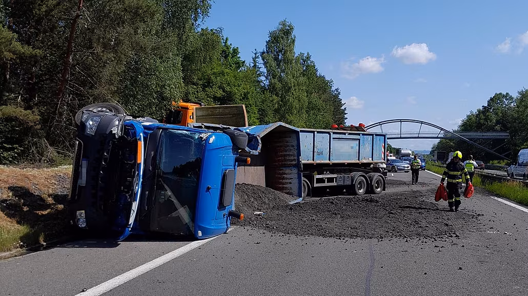 Jedno z havarovaných vozidel na dálnici D10 sm�rem na Prahu. (20. �ervna 2025)