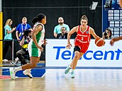eská basketbalistka Julie Pospíilová útoí v utkání proti Portugalsku.