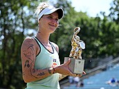 Markéta Vondrouová pózuje s trofejí pro vítzku turnaje v Berlín.