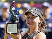 Tenistka Jessica Pegulaová se raduje s trofejí po triumfu v Bad Homburgu.