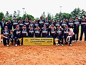 etí softbalisté slaví s pohárem triumf na mistrovství Evropy.