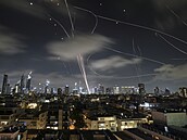 Izraelský systém protivzduné obrany Iron Dome odpaluje rakety bhem íránského...