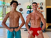 Fotbalista Cristiano Ronaldo se i ve �ty�iceti letech py�ní figurou dvacátníka,...