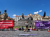 Nkolik desítek lidí na Staromstském námstí v Praze protestovalo proti...