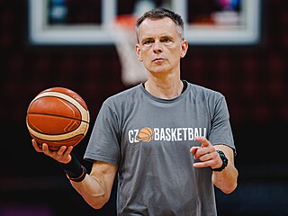 Kou� Stefan Weissenböck na tréninku �eské �enské basketbalové reprezentace v...