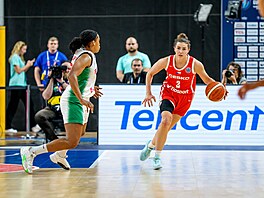 eská basketbalistka Julie Pospíilová útoí v utkání proti Portugalsku.