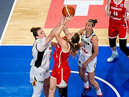 Alena Hanuová bojuje pod koem s Kyara Linskensovou z Belgie na EuroBasketu.