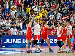 eské basketbalistky se radují po výhe nad Portugalskem.
