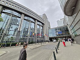 Evropský parlament sídlí v Bruselu v komplexu budov, které se nachází v tzv....