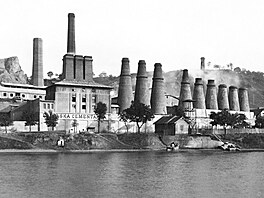 Podolská cementárna pozd�ji ustoupila modernizaci a na jejím míst� byl...