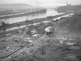 Destrukce podolské cementárny. (12. b�ezna 1951)