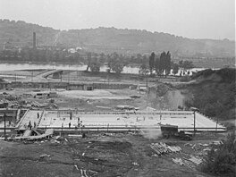 Na míst� bývalé podolské cementárny se staví nový plavecký stadion. Snímek z...