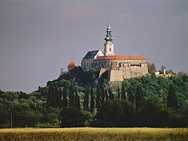 Opevn�ní s výrazn� vystupujícími bastiony, nad nimi� se zvedá v� katedrály...