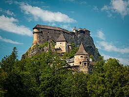 Oravský hrad vzbuzuje úctu mohutným opevn�ním i svou �orlí� pozicí na skalní...