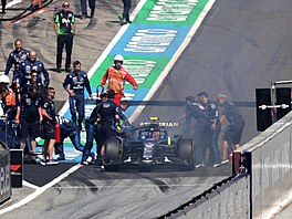 Carlos Sainz z Williamsu �e�í problémy vozem, ho�í mu brzdy.