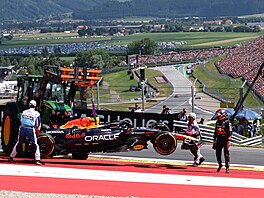 Max Verstappen z Red Bullu hledí na sv�j monopost po nehod� ve Velké cen�...