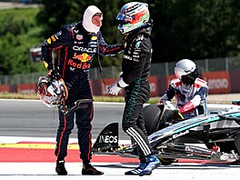 Max Verstappen z Red Bullu a Andrea Kimi Antonelli v diskuzi po kolizi Velkou...