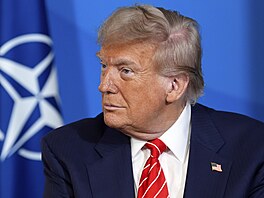 Prezident Donald Trump naslouchá generálnímu tajemníkovi NATO Marku Ruttemu...