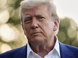 Prezident Donald Trump hovoí s novinái ped cestou do Haagu. (24. ervna 2025)