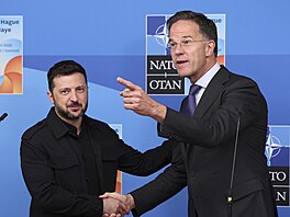 Generální tajemník NATO Mark Rutte a ukrajinský prezident Volodymyr Zelenskyj...