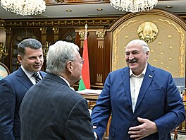Bloruský prezident Alexandr Lukaenko si podává ruku se zvlátním vyslancem...