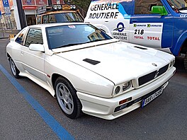 Automobilový sraz u slavného praského kina Oko