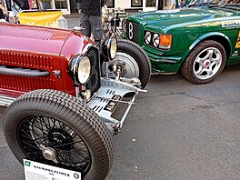 Automobilový sraz u slavného praského kina Oko
