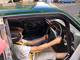 Automobilový sraz u slavného praského kina Oko