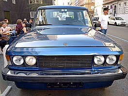 Automobilový sraz u slavného praského kina Oko