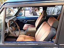 Automobilový sraz u slavného praského kina Oko