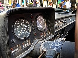 Automobilový sraz u slavného praského kina Oko