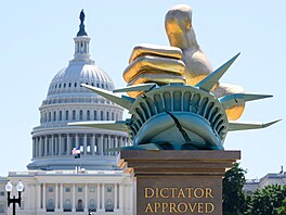Schváleno diktátorem. Nová socha, která se objevila na National Mall v...