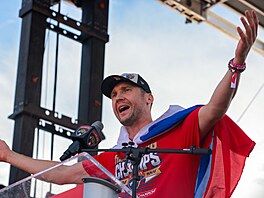 Hokejový branká Sergej Bobrovskij z Floridy na oslavách Stanley Cupu vytáhl...