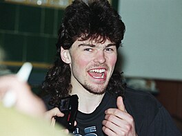 Hokejový úto�ník Jaromír Jágr s úsm�vem poskytuje rozhovor (duben 1994)
