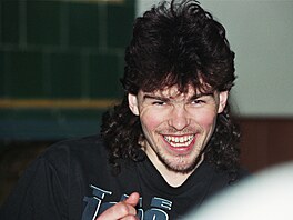 Hokejový úto�ník Jaromír Jágr s úsm�vem poskytuje rozhovor (duben 1994)