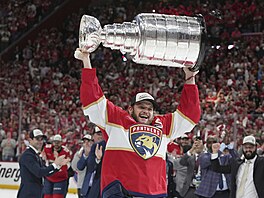 Kapitán Floridy Aleksander Barkov slaví obhajobu Stanley Cupu, t�ký pohár...