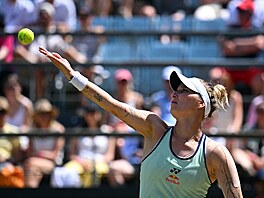 Markéta Vondrouová servíruje v semifinále turnaje v Berlín.