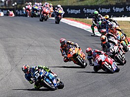 Závodníci kategorie Moto2 v Mugellu.