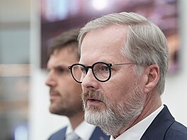 Premiér Petr Fiala a ministr ivotního prostedí Petr Hladik z KDU-SL po...