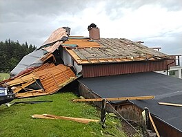 V Jestebí v Krkonoích vítr ásten odnesl stechu rodinného domu, a to i s...