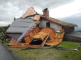 V Jestabí v Krkonoích vítr ásten odnesl stechu rodinného domu. (23....