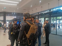 Policie provovala hláenou stelbu v OC Nový Smíchov. (24. ervna 2025) 
