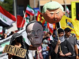 Lidé se úastní pochodu proti nadcházejícímu summitu lídr NATO v nizozemském...