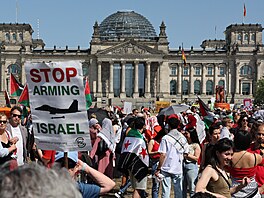 V Berlín se shromádilo ped budovou íského snmu asi 15 tisíc lidí. (21....
